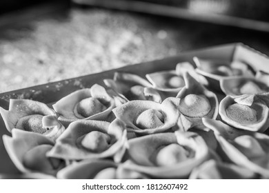 frische, handgemachte Nudeln. Gourmet-Cappelletti mit Fileto- und Parmesan-Käse