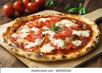 Свежая домашняя итальянская пицца Маргарита с моцареллой и базиликом