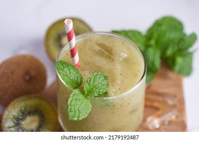 Fresh Homemade Kiwi Smoothies With Milk, Mint And Honey. Healthy Organic Drink. Close Up And Selective Focus. Freshly Blended Green Fruit, Well Being And Weight Loss Concept.