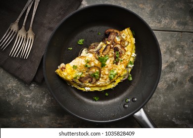 Frisches hausgemachtes Omelett mit Pilzen, Feta-Käse und Kräuter.