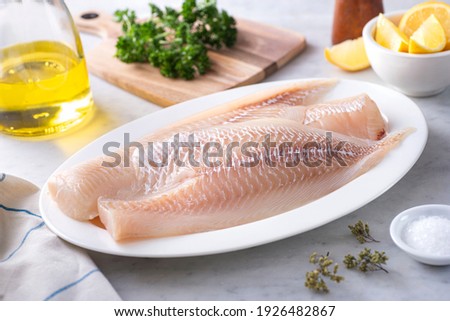 Fresh Icelandic Haddock Fillets on a plate with lemon and parsley. Foto stock © 