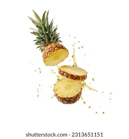 Piña de fruta fresca y jugosa tropical con bebida batida volando aislada sobre fondo blanco. Ananas en rodajas de piña con gotas de jugo cayendo. 