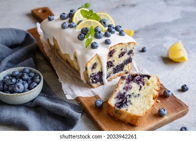 Fruit de bleuet au citron frais de gâteau au pain avec glaçage au sucre