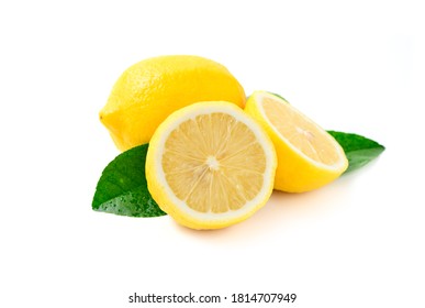 Frische Zitrone mit Blatt einzeln auf weißem Hintergrund, Sommergetränk-Konzept