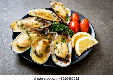 Fresh Mussel Baked With Cheese