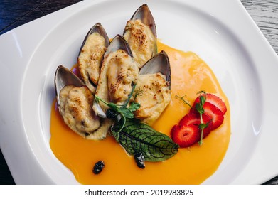 Fresh Mussel Baked With Cheese In Sauce