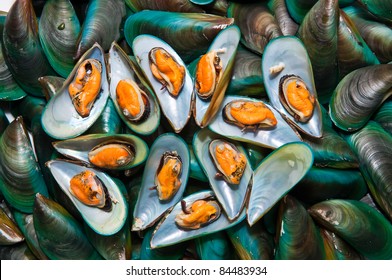 Fresh mussels at the market in Thaillnd