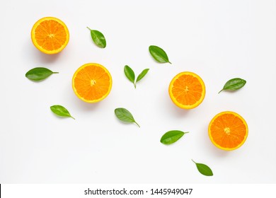 Frische orangefarbene Zitrusfrüchte mit Blättern einzeln auf weißem Hintergrund. saftig und süß