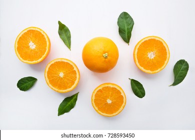 Frische orangefarbene Zitrusfrüchte auf weißem Holzhintergrund. saftig, süß und bekannt für seine Konzentration an Vitamin C