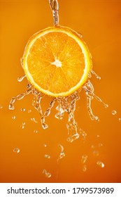 Frische Orangenschnitt-Explosion. orangefarbener Hintergrund.
