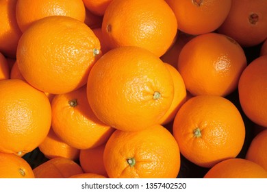 fresh oranges on the market	