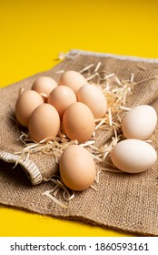 Frische organische Eier auf gelbem Hintergrund 