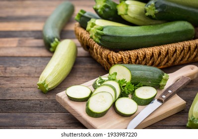 Zucchini bio frais sur la table en bois
