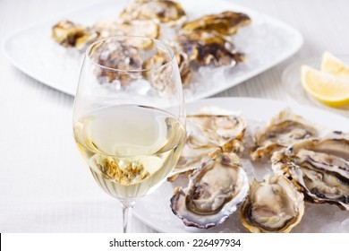 Fresh oysters with white wine
