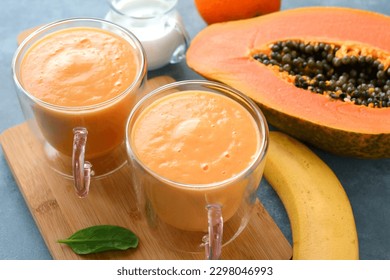 Papaya fresca, plátano, batido de naranja con leche de coco