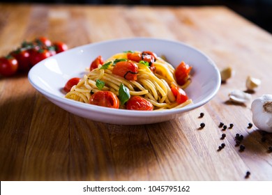 Fresh pasta with garlic Cherry Tomatoes and basil. Deliciosu  Pasta Plate. Raw vegan pasta. Spaghetti. Italian food. Italy. Roma. Fine dining. Healthy food. Fresca Pasta. Vegetarian