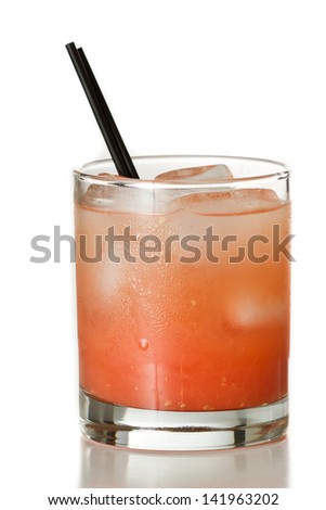 zumo de fruta de uva roja de rubí fresco prensado aislado en fondo blanco