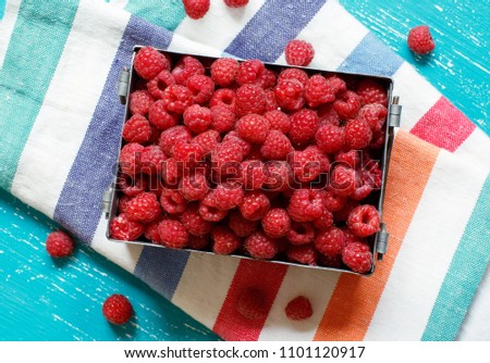 Frische Himbeeren in einer Metalldose