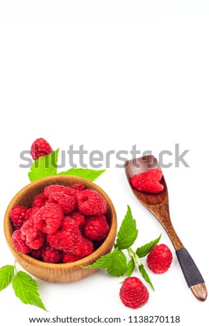 Frische Himbeeren in einem kleinen Metalleimer