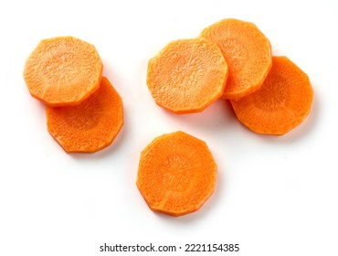 rodajas de zanahoria cruda frescas aisladas en fondo blanco, vista superior