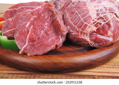 frisches rohes Fleisch, zum Kochen auf Holz zubereitet