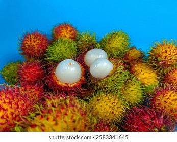 Rambután fresco y maduro