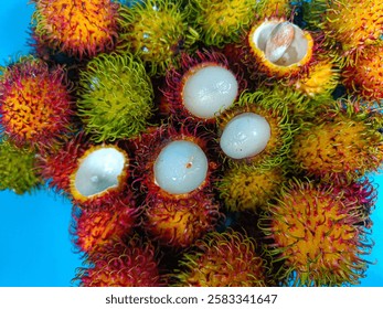 Rambután fresco y maduro