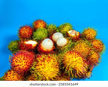 Rambután fresco y maduro