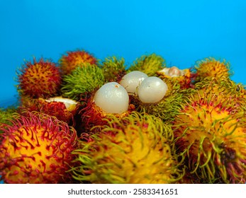 Rambután fresco y maduro