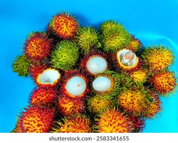 Rambután fresco y maduro