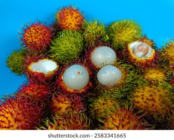 Rambután fresco y maduro