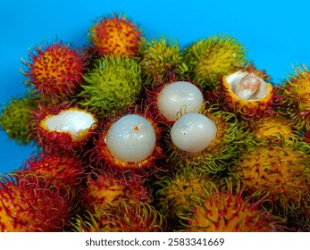 Rambután fresco y maduro