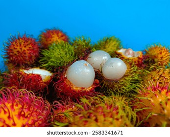 Rambután fresco y maduro