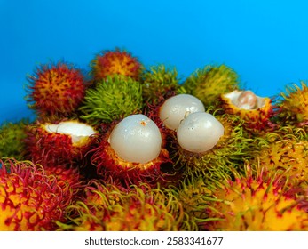 Rambután fresco y maduro