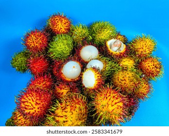 Rambután fresco y maduro