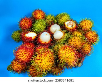 Rambután fresco y maduro