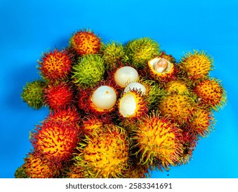 Rambután fresco y maduro