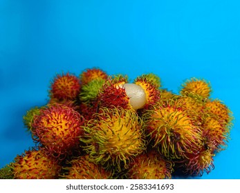 Rambután fresco y maduro