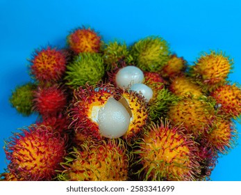 Rambután fresco y maduro