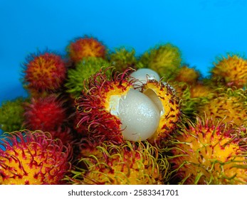 Rambután fresco y maduro