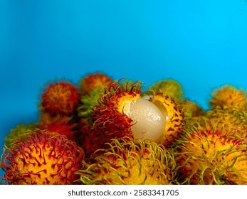 Rambután fresco y maduro