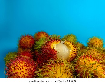 Rambután fresco y maduro