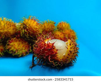 Rambután fresco y maduro