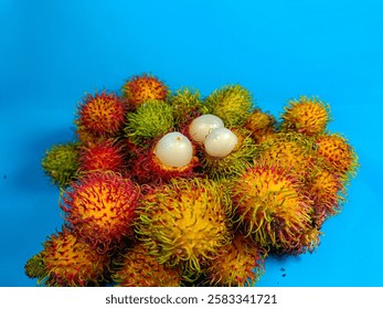 Rambután fresco y maduro