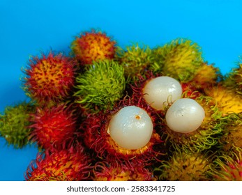 Rambután fresco y maduro