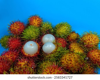 Rambután fresco y maduro