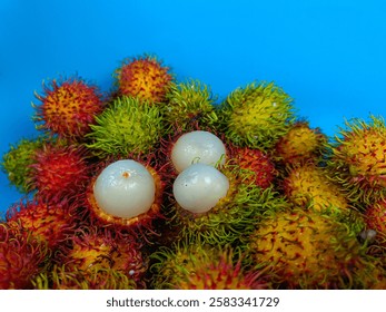 Rambután fresco y maduro