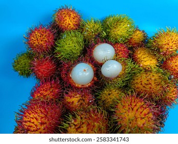 Rambután fresco y maduro