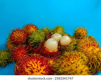 Rambután fresco y maduro