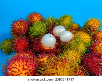 Rambután fresco y maduro